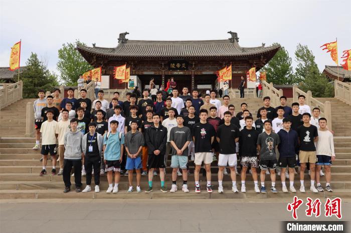 比賽結(jié)束后，兩岸學(xué)生參訪高平炎帝陵?！≈鬓k方供圖