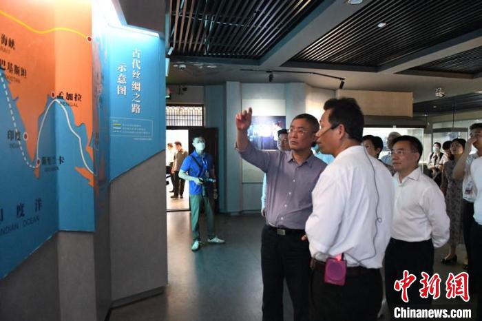 圖為蔡達峰一行在合浦漢代文化博物館考察?！×趾?攝