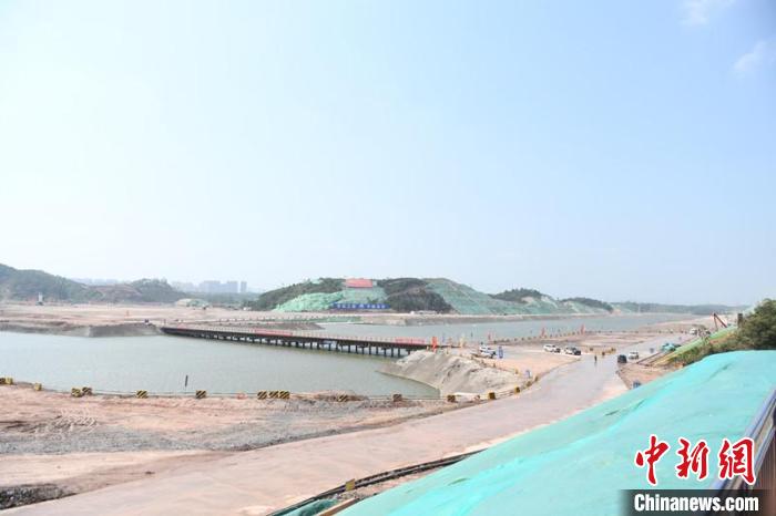 圖為平陸運河青年樞紐工程項目現(xiàn)場?！×趾?攝