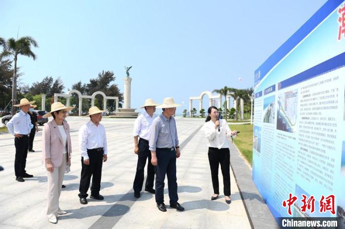 圖為蔡達峰一行了解北海銀灘景區(qū)改造提升工程情況?！×趾?攝