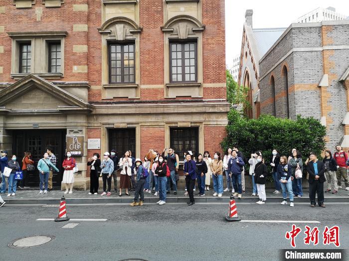 新階層人士走讀“外灘源”?！》队畋?攝