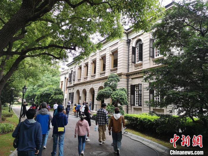 新階層人士參觀英國(guó)駐滬領(lǐng)事館。　范宇斌 攝