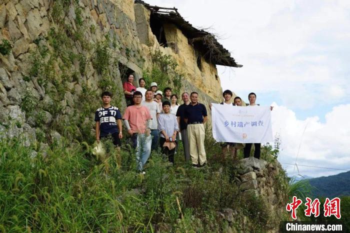 杜曉帆與該中心教師團(tuán)隊(duì)調(diào)研足跡遍布全中國各省市800多個(gè)城鄉(xiāng)聚落、文化景觀等。　復(fù)旦大學(xué)國土與文化資源研究中心供圖
