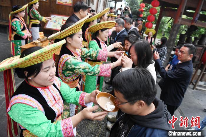 楓香瑤寨村民用攔門酒熱情迎接客人?！钊A峰 攝