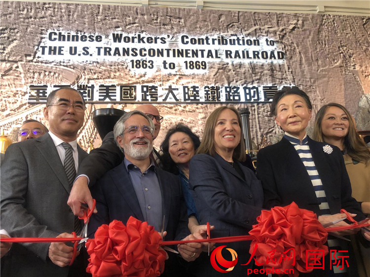 圖為（從右到左）方李邦琴、加州副州長康依蓮、舊金山市議長佩斯金、中國駐舊金山副總領(lǐng)事潘慶江在剪彩。人民網(wǎng)記者 鄧圩攝