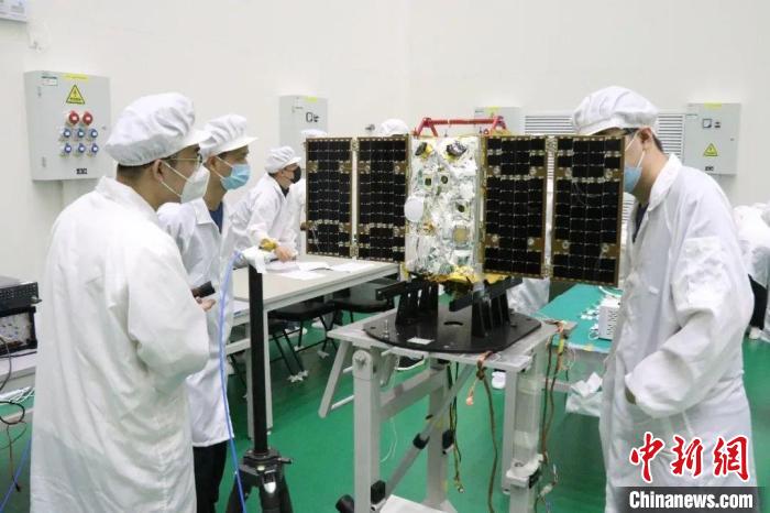 圖為大連1號(hào)—連理衛(wèi)星試驗(yàn)中。　大連理工大學(xué)供圖