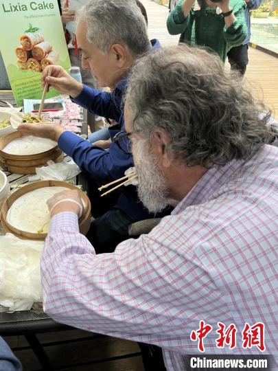 外交官們體驗(yàn)做立夏餅?！∪A東師范大學(xué)供圖