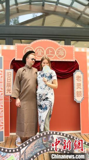 外交官們的上海風(fēng)韻時(shí)裝秀?！∪A東師范大學(xué)供圖