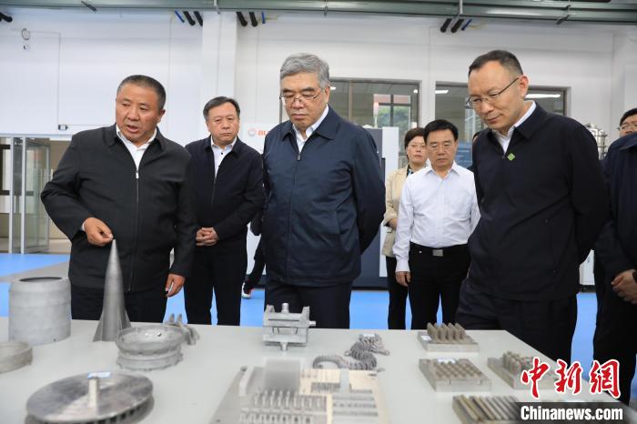 民進中央常務副主席朱永新率調研組赴四川開展重點考察調研。圖為在四川工程職業(yè)技術學院考察調研?！∶襁M中央供圖