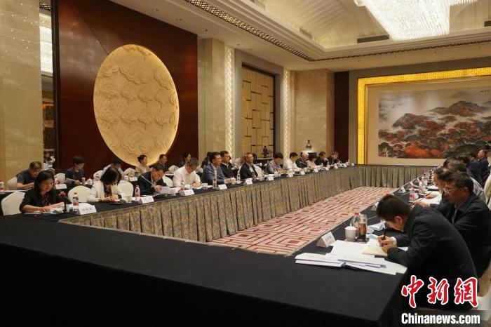 民進中央主席蔡達峰近日率調研組赴江蘇開展重點考察調研。圖為在調研座談會現(xiàn)場?！∶襁M中央供圖