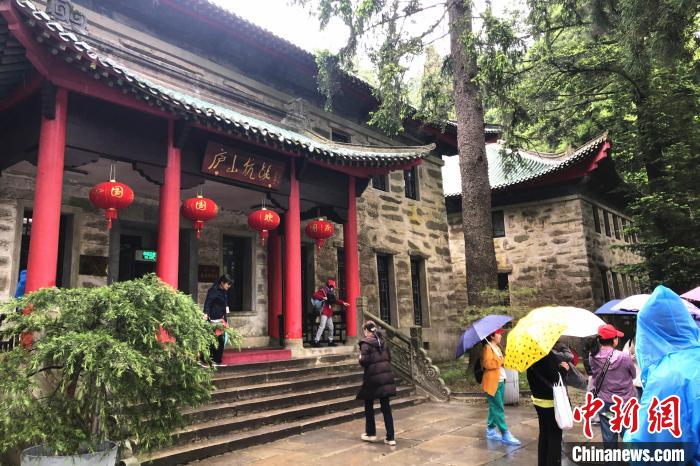 圖為在廬山抗戰(zhàn)博物館外，有不少等待參觀的游客。　吳鵬泉 攝