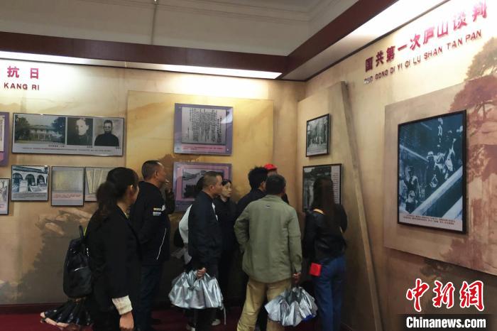 圖為游客在廬山抗戰(zhàn)博物館內(nèi)參觀?！蛆i泉 攝
