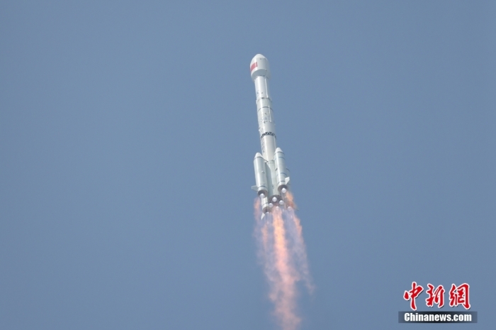 5月17日10時(shí)49分，我國(guó)在西昌衛(wèi)星發(fā)射中心用長(zhǎng)征三號(hào)乙運(yùn)載火箭，成功發(fā)射第五十六顆北斗導(dǎo)航衛(wèi)星。該衛(wèi)星屬地球靜止軌道衛(wèi)星，是我國(guó)北斗三號(hào)工程的首顆備份衛(wèi)星。入軌并完成在軌測(cè)試后，將接入北斗衛(wèi)星導(dǎo)航系統(tǒng)。此次發(fā)射是北斗三號(hào)工程高密度組網(wǎng)之后，時(shí)隔3年的首發(fā)任務(wù)。朱磊 攝