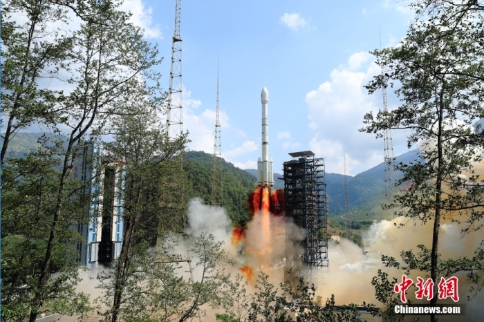 5月17日10時(shí)49分，我國(guó)在西昌衛(wèi)星發(fā)射中心用長(zhǎng)征三號(hào)乙運(yùn)載火箭，成功發(fā)射第五十六顆北斗導(dǎo)航衛(wèi)星。該衛(wèi)星屬地球靜止軌道衛(wèi)星，是我國(guó)北斗三號(hào)工程的首顆備份衛(wèi)星。入軌并完成在軌測(cè)試后，將接入北斗衛(wèi)星導(dǎo)航系統(tǒng)。此次發(fā)射是北斗三號(hào)工程高密度組網(wǎng)之后，時(shí)隔3年的首發(fā)任務(wù)。楊志遠(yuǎn) 攝