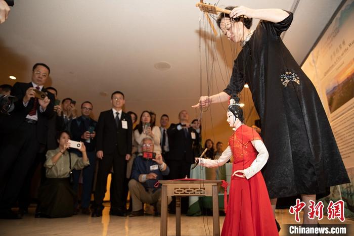 當(dāng)?shù)貢r(shí)間5月19日，中國(guó)常駐聯(lián)合國(guó)代表團(tuán)、中國(guó)文化和旅游部、泉州市人民政府在紐約聯(lián)合國(guó)總部聯(lián)合舉辦“茶和天下·雅集”主題展覽和招待會(huì)。圖為展覽表演泉州提線木偶寫書法。 <a target='_blank' href='/' _fcksavedurl='/'><p  align=