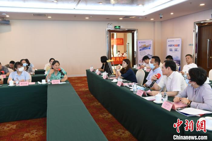 圖為中國銀行廣西分行代表在回應(yīng)桂林歸義生態(tài)農(nóng)業(yè)有限公司總經(jīng)理夏月紅的貸款需求?！∈Y雪林 攝