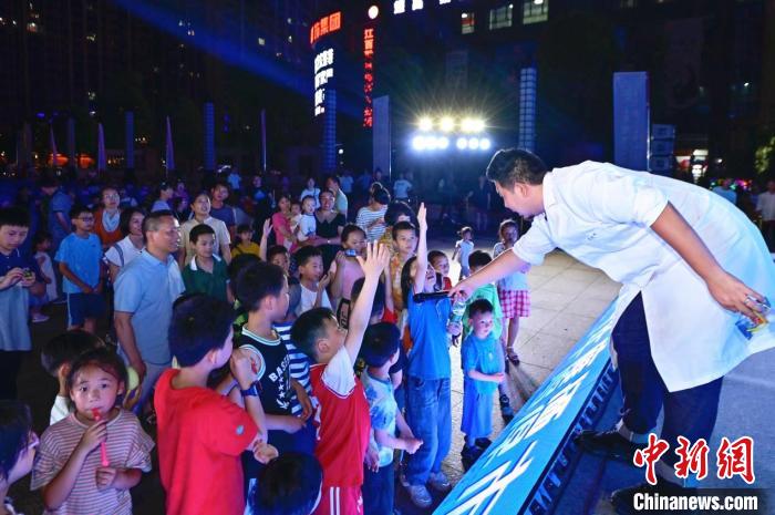 2023年鷹潭市“好奇心”科普節(jié)吸引了不少孩子踴躍參與?！≈鬓k方 供圖