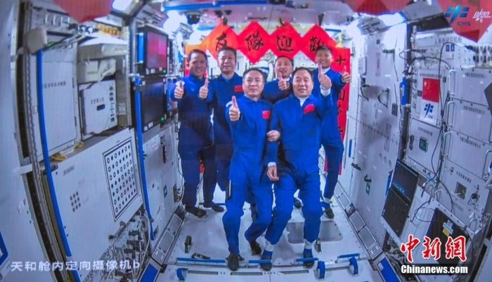 圖為神舟十五號航天員乘組與神舟十六號航天員乘組“全家福”。中國載人航天工程辦公室 供圖