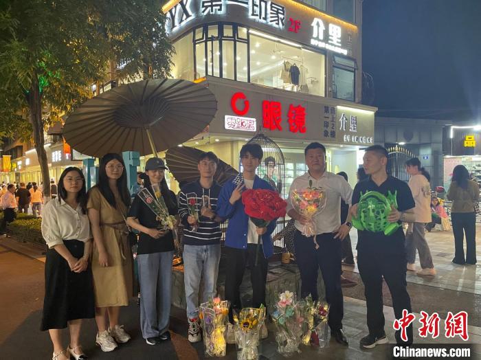 在東陽橫店，宣講團導師、成員與橫店演員(右三)合影?！?東陽市融媒體中心 供圖