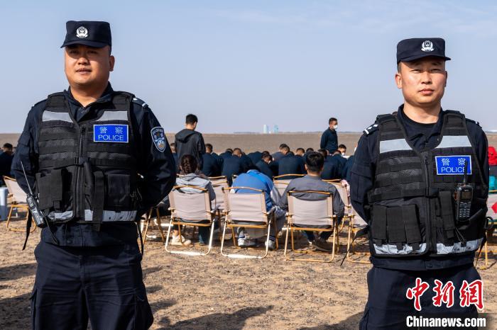 圖為承擔(dān)神舟十六號載人飛船安保任務(wù)的移民管理警察?！∨ｖ?攝