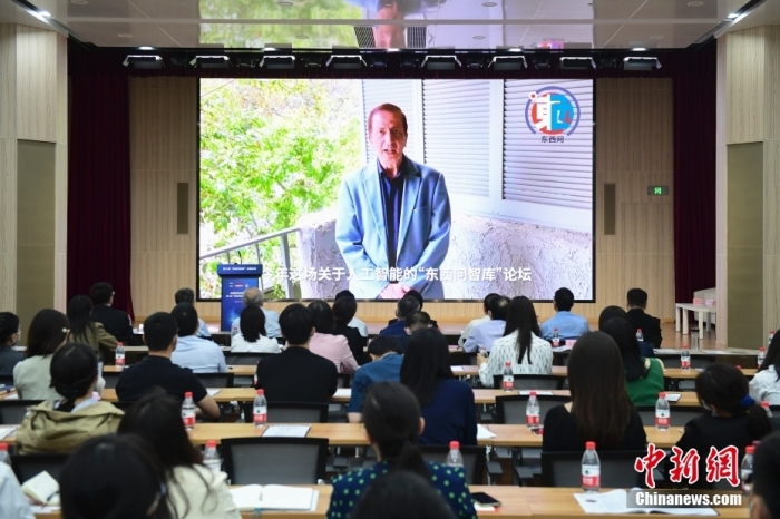 5月30日，<a target='_blank' href='/'>中新社</a>第二屆“東西問智庫”主題論壇在北京舉行，多位中外專家圍繞“AI革命與文明進(jìn)化”展開討論。圖為美國加州理工學(xué)院電氣工程和計算機(jī)科學(xué)教授、人工智能專家亞瑟·阿布-穆斯塔法通過視頻在論壇上作主旨演講。<a target='_blank' href='/'>中新社</a>記者 田雨昊 攝