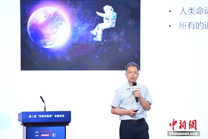 5月30日，<a target='_blank' href='/'>中新社</a>第二屆“東西問智庫”主題論壇在北京舉行，多位中外專家圍繞“AI革命與文明進(jìn)化”展開討論。圖為北京大學(xué)新聞與傳播學(xué)院教授胡泳在論壇上作主旨演講。<a target='_blank' href='/'>中新社</a>記者 田雨昊 攝