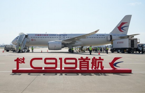 這是在上海虹橋國(guó)際機(jī)場(chǎng)停機(jī)坪拍攝的C919飛機(jī)（5月28日攝）。新華社記者丁汀攝