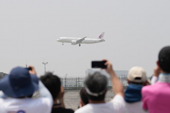 5月28日，C919首個(gè)商業(yè)航班東航MU9191飛抵北京首都國(guó)際機(jī)場(chǎng)。新華社記者鞠煥宗攝