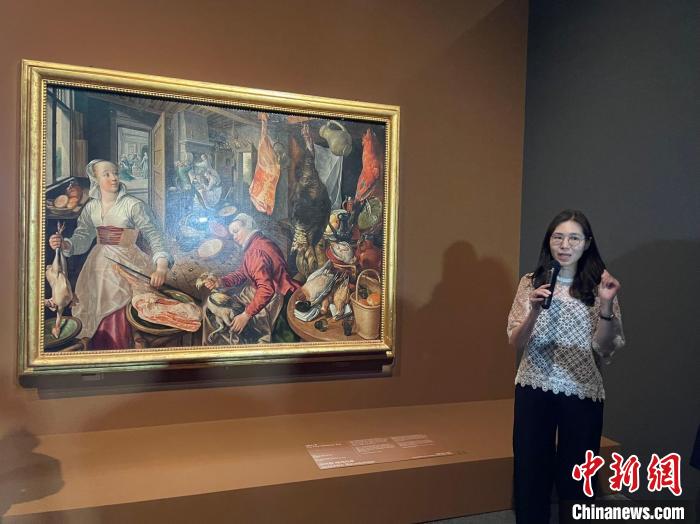當(dāng)?shù)貢r間6月1日，韓國國立中央博物館講解員在向游客講解畫作?！∪f佳欣 攝