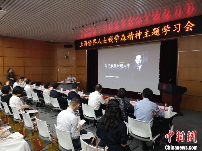 上海交通大學(xué)錢學(xué)森圖書館館長、錢學(xué)森之子錢永剛以“為民族復(fù)興選人生”為題作專題報(bào)告?！》队畋?攝