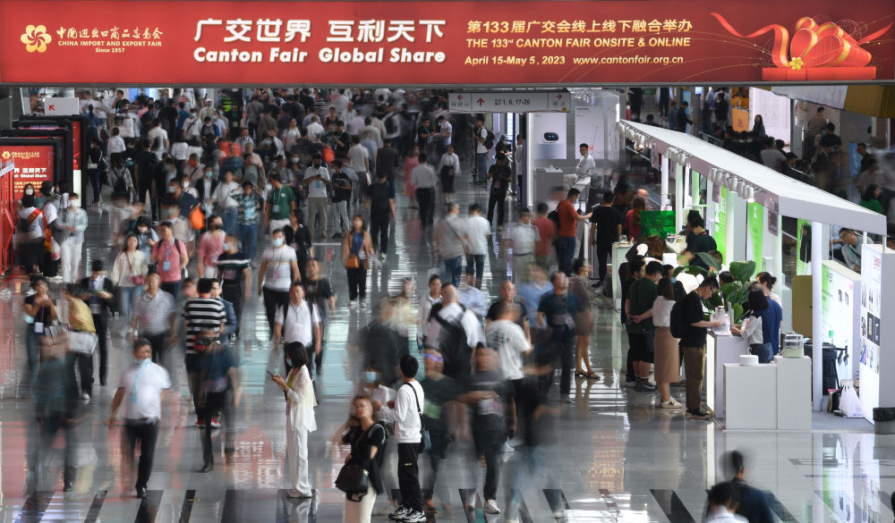 這是4月15日拍攝的廣交會(huì)現(xiàn)場。第133屆中國進(jìn)出口商品交易會(huì)（廣交會(huì)）全面恢復(fù)線下展，吸引220多個(gè)國家和地區(qū)的數(shù)十萬采購商報(bào)名參會(huì)。新華社記者 鄧華 攝