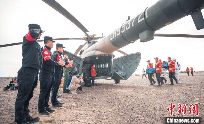 圖為阿拉善邊境管理支隊民警目送航天員登機離開?！缇?攝