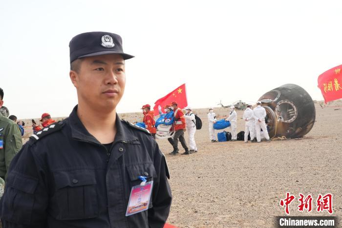 圖為阿拉善邊境管理支隊民警在著陸場開展安保工作?！埥?攝