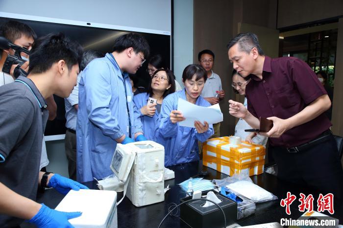 科研人員清點(diǎn)、查看隨神舟十五號(hào)返回地面的空間科學(xué)實(shí)驗(yàn)樣品?！≈锌圃嚎臻g應(yīng)用中心 供圖