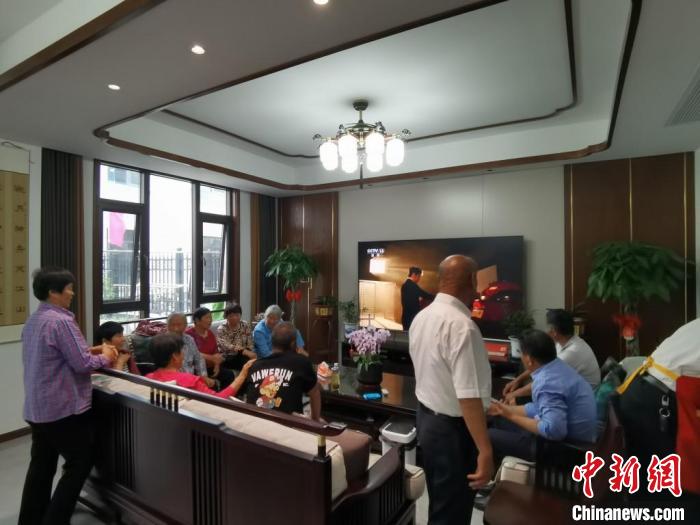 親友們集中在費(fèi)俊龍家中觀看返程的視頻?！＄娚?攝
