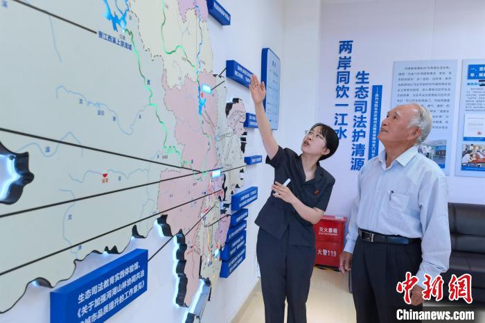 金門同胞參觀金門供水水源生態(tài)司法保護(hù)基地?！O虹 攝