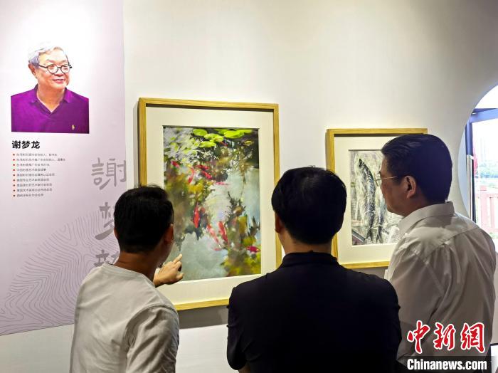 “求同存藝——海峽兩岸藝術(shù)家畫展”展出百余幅兩岸藝術(shù)家畫作。　付敬懿 攝