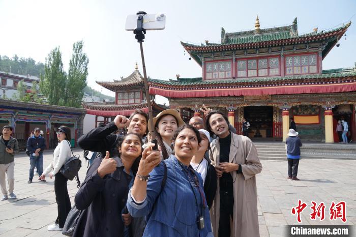 圖為外國(guó)記者在塔爾寺合影?！●R銘言 攝