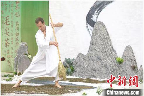 圖為《信陽毛尖·茶舞》沉浸式藝術表演。　信陽市委宣傳部供圖