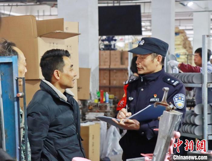 3月30日，大興派出所民警來到轄區(qū)中小企業(yè)，開展“為民為企為項(xiàng)目”走訪活動?！『戏示焦﹫D