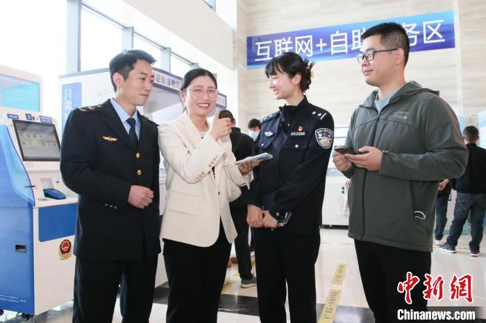 4月10日，安徽合肥，一家運(yùn)輸企業(yè)負(fù)責(zé)人在工作人員的指導(dǎo)下，使用小程序辦理車管業(yè)務(wù)?！『戏示焦﹫D