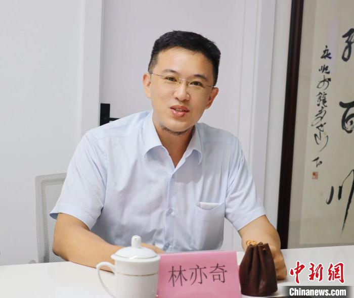 臺(tái)灣創(chuàng)新聯(lián)合建筑協(xié)會(huì)理事長林亦奇講述設(shè)立驛站愿景。　吳允杰 攝