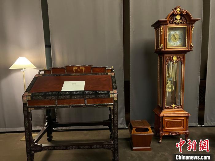 圖為春秋館展覽陳設(shè)的青瓦臺(tái)家具?！⑿?攝