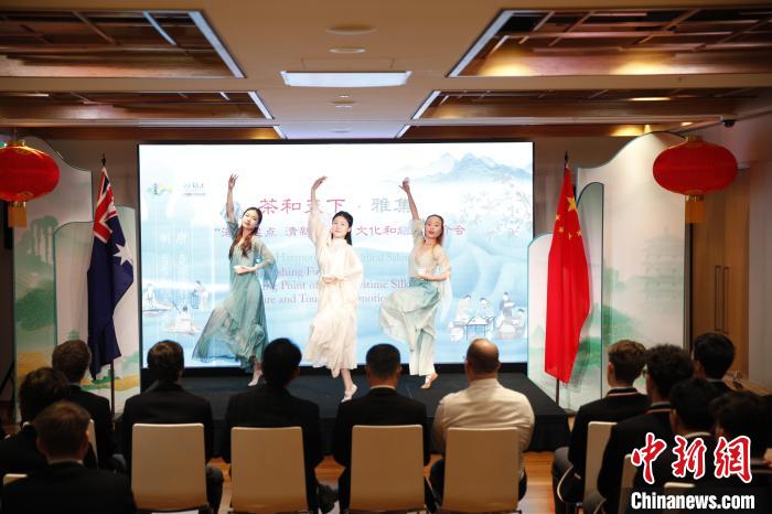澳大利亞悉尼中學(xué)生參加“茶和天下”雅集文化體驗(yàn)活動。圖為悉尼夕月組合的茶舞表演《福茶香飄》?！☆檿r(shí)宏 攝