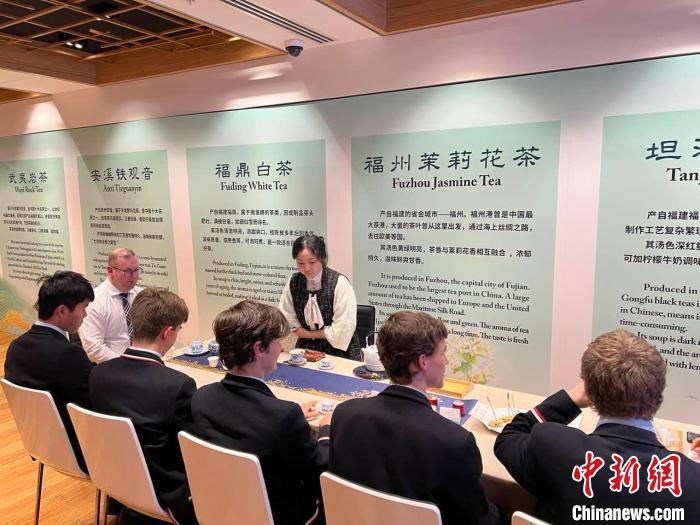 澳大利亞悉尼中學(xué)生參加“茶和天下”雅集文化體驗(yàn)活動?！☆檿r(shí)宏 攝