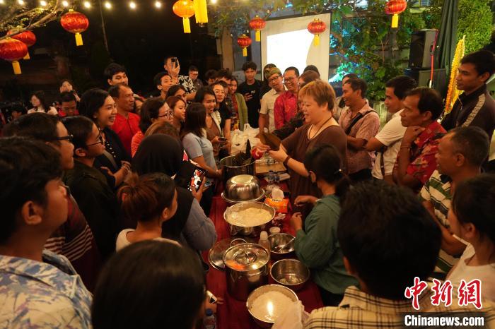 現(xiàn)場包粽子教學(xué)。陶暹光攝