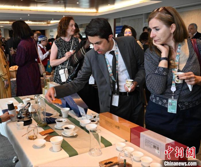 現(xiàn)場觀眾觀看中國展臺茶藝表演、了解茶文化?！【笜?攝