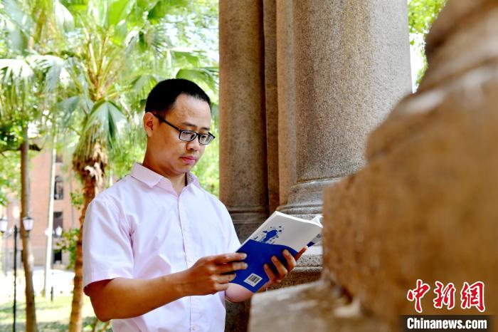 圖為福建師范大學(xué)教育學(xué)院臺灣教師陳昭志正在看書?！蚊?攝