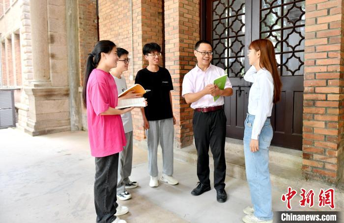 7月4日，臺灣教師陳昭志正在和學(xué)生交流。　呂明 攝