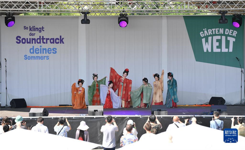 7月8日，在德國柏林世界公園，漢服愛好者進行漢服展示。新華社記者 任鵬飛 攝